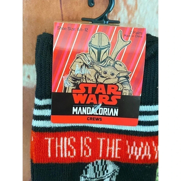 Star Wars The Mandalorian Mens Crew Fall Winter Socks 2 Pair Set Red Black White - Picture 2 of 5